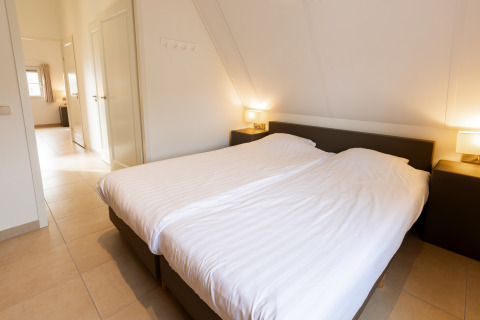 Lichte slaapkamer in Wellness Lodge XXL van Hof van Salland, Nederland, met dubbel bed en moderne uitstraling.
