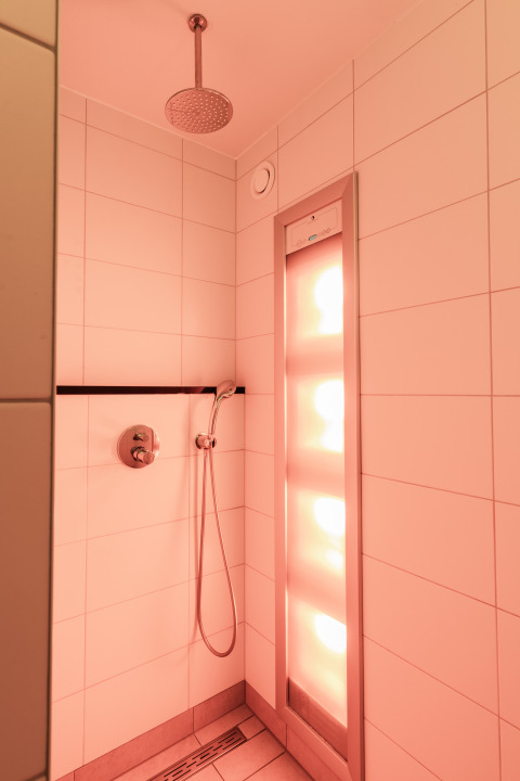 Douche met regendouche en infraroodpaneel in Wellness Lodge XXL bij Hof van Salland, Nederland.