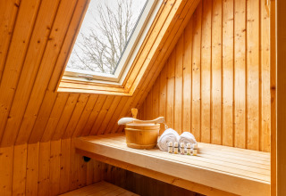 Binnenzicht van houten sauna met dakraam in Wellness Lodge XXL bij Hof van Salland, Nederland.