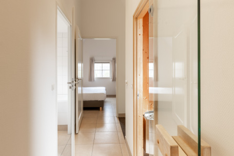 Heldere gang naar slaapkamer en badkamer in Wellness Lodge XXL bij Hof van Salland, Nederland.