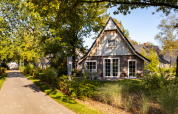 Wellness Lodge XL en Hof van Salland, Países Bajos, rodeada de vegetación y un sendero tranquilo al sol