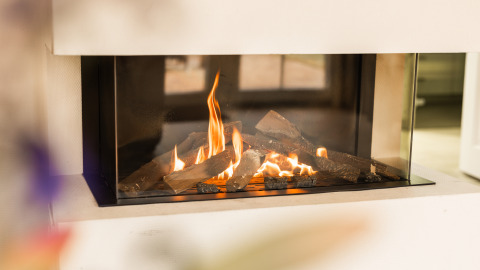 Moderne Kamin mit Flammen in der Wellness Lodge XL im Hof van Salland, Niederlande, gemütliche Atmosphäre.