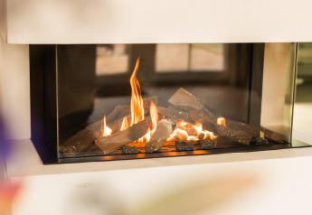 Cheminée moderne avec flammes à Wellness Lodge XL, Hof van Salland, une tiny house chaleureuse aux Pays-Bas.