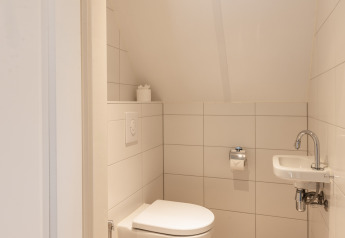 Petite salle de bains moderne à la Wellness Lodge XL, Hof van Salland, Pays-Bas, avec WC mural.
