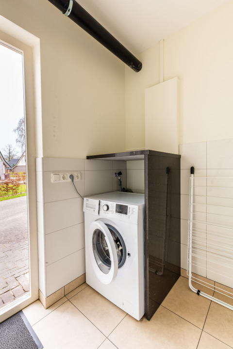 Lavadora en un cuarto de lavado moderno en Wellness Lodge XL, Hof van Salland, Países Bajos.