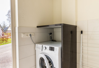 Lavadora en un cuarto de lavado moderno en Wellness Lodge XL, Hof van Salland, Países Bajos.
