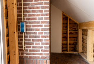 Ziegelsteinwand und Boden im Innenraum der Wellness Lodge XL, Hof van Salland, Niederlande.
