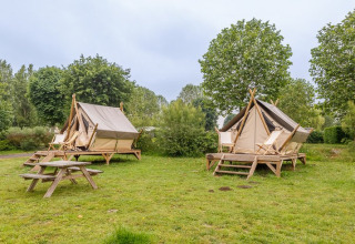 Twee Bivouac safaritenten op Camping Seasonova Lac de Bournazel in Frankrijk, met omliggend groen.