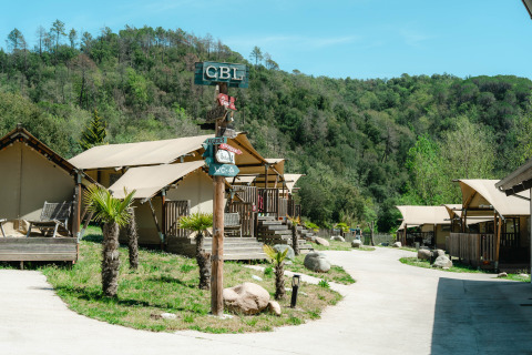 Can Bora Lodges vakantiedomein in Catalonië, Spanje, met luxe tenten en groene heuvels op de achtergrond.