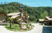 Vue sur Can Bora Lodges en Catalogne, Espagne, avec tentes glamping et collines verdoyantes à l’arrière-plan.