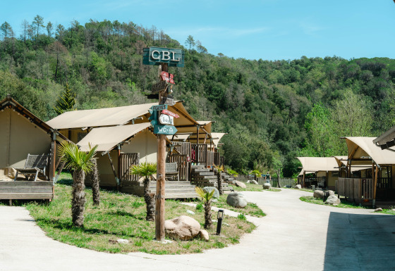 Can Bora Lodges vakantiedomein in Catalonië, Spanje, met luxe tenten en groene heuvels op de achtergrond.
