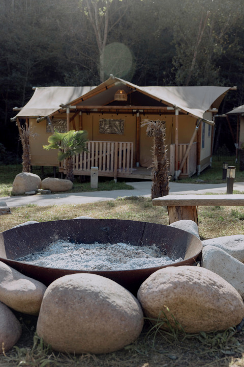 Gezellige lodge bij Can Bora Lodges in Catalonië, Spanje, met vuurkorf, bank en safaritent.