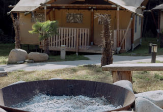 Gezellige lodge bij Can Bora Lodges in Catalonië, Spanje, met vuurkorf, bank en safaritent.