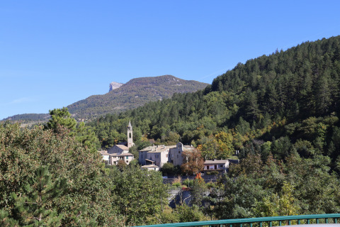 Uitzicht op vakantiepark Domaine Les 2 Soleils tussen bergen en bossen in Provence-Alpes-Côte d’Azur, Frankrijk.