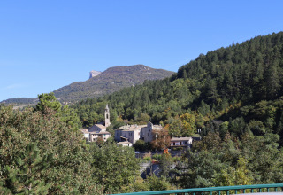 Uitzicht op vakantiepark Domaine Les 2 Soleils tussen bergen en bossen in Provence-Alpes-Côte d’Azur, Frankrijk.