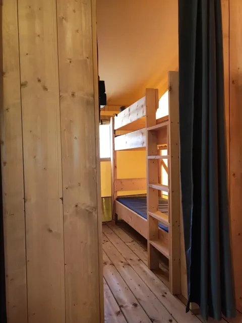 Interieur van de safaritent Lodgetent met badkamer op Camping Luna del Monte in Italië met houten stapelbed.