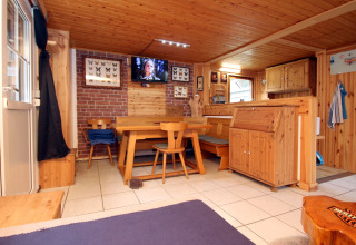 Hyggelig hytte-stue i Holiday home Susanne 58 qm i Tyskland med træinteriør og spiseplads.