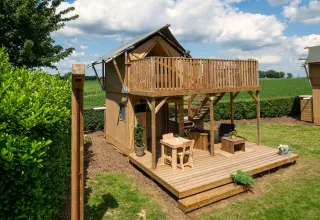 Safaritent Glampingtent 2p met houten veranda op Camping Mareveld in Nederland tijdens een zonnige dag.