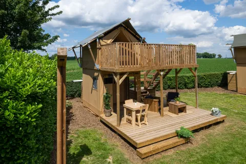 Safaritent Glampingtent 2p met houten terras op Camping Mareveld in Nederland op een mooie dag.
