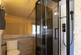 Moderne badkamer met douche en toilet in een Glampingtent op Camping Mareveld in Nederland.