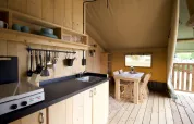 Cucina e zona pranzo accoglienti nella tenda Glampingtent 4p al Campeggio Mareveld nei Paesi Bassi.