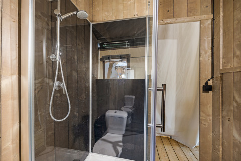 Bagno con doccia e WC moderno in una tenda safari presso Camping Aminess Maravea in Croazia.