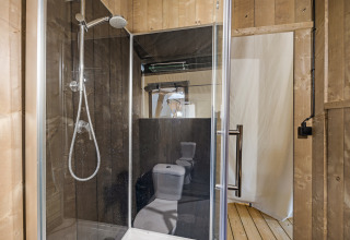 Bagno con doccia e WC moderno in una tenda safari presso Camping Aminess Maravea in Croazia.