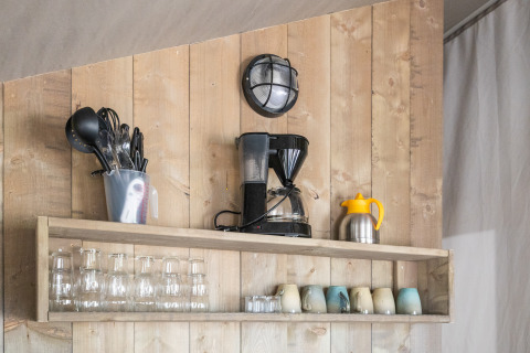Mensola da cucina con macchina da caffè, utensili, tazze e bicchieri al Camping Aminess Maravea in Croazia.
