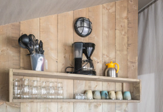 Mensola da cucina con macchina da caffè, utensili, tazze e bicchieri al Camping Aminess Maravea in Croazia.