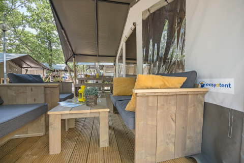 Tenda safari con arredi in legno e aria condizionata al Camping Aminess Maravea in Croazia.
