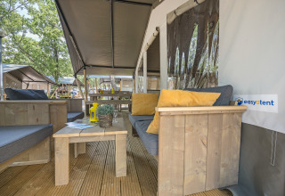 Tenda safari con arredi in legno e aria condizionata al Camping Aminess Maravea in Croazia.