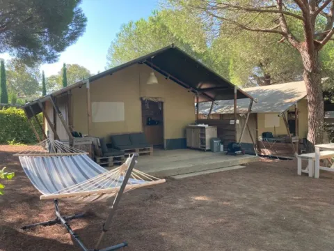 Safarizelt auf dem Campingplatz Casa dei Prati in Italien mit Hängematte und gemütlicher Terrasse.