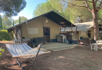 Safarizelt auf dem Campingplatz Casa dei Prati in Italien mit Hängematte und gemütlicher Terrasse.