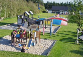 Legeplads og hoppepuder på Tornby Strand Camping, en populær feriepark i Nordjylland, Danmark.