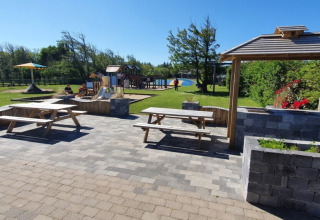 Parco giochi all'aperto e tavoli da picnic a Tornby Strand Camping, villaggio turistico nel Nord Jutland, Danimarca.