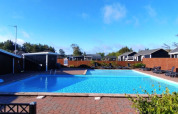 Udendørs swimmingpool med vandrutsjebane på Tornby Strand Camping, feriepark i Nordjylland, Danmark.