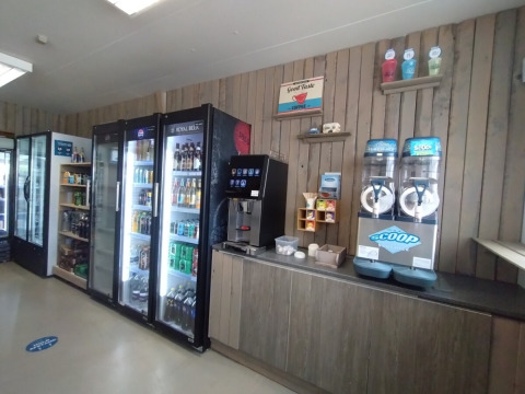 Area self-service con frigoriferi per bevande, macchina del caffè e gelatiere a Tornby Strand Camping.