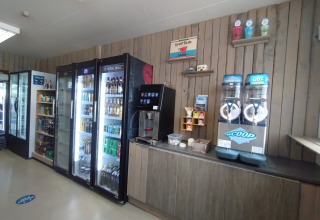 Espace libre-service avec frigos à boissons, machine à café et machines à glace à Tornby Strand Camping.