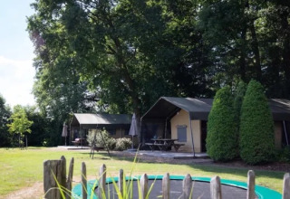 Parco vacanze Landrijk de Reesprong a Overijssel, Paesi Bassi, con tende lodge e area giochi verde.