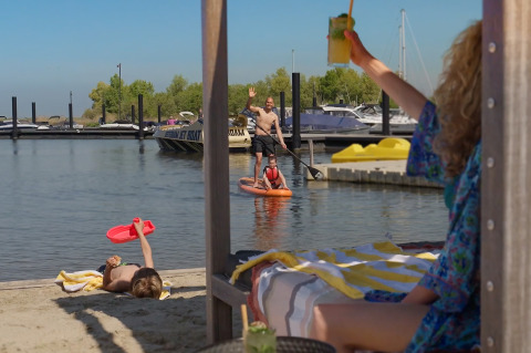 Strandurlaub im Oesterdam Resort in den Niederlanden mit Familie, Spielen und Entspannung am Wasser.