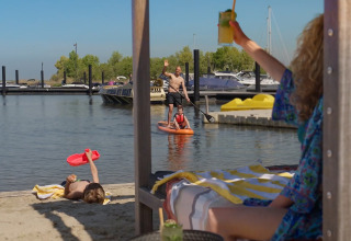 Strandurlaub im Oesterdam Resort in den Niederlanden mit Familie, Spielen und Entspannung am Wasser.
