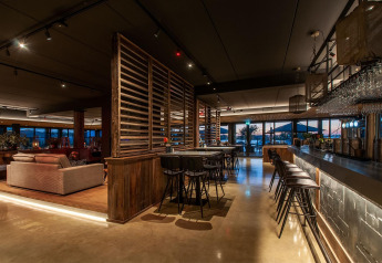 Interni moderni di Villa Oesterdam all’Oesterdam Resort nei Paesi Bassi, con zona bar e salotto.