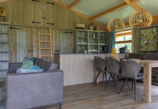 Innenansicht der Wellness Luxe Lodge bei Landrijk de Reesprong mit stilvoller Einrichtung und Holzakzenten.