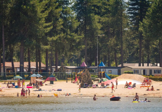 Ferienpark Arden Parks Tulderheyde in Antwerpen mit Spielplatz, Sandstrand und Familien am Wasser.