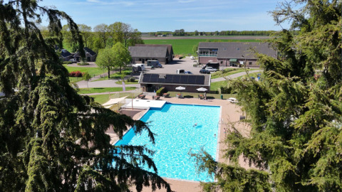 Luchtfoto van het zwembad en de vakantiehuizen op Park Drentheland in Drenthe, Nederland.