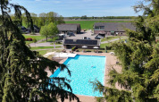 Vista aérea de la piscina y casas de vacaciones en Park Drentheland, Drenthe, Países Bajos.