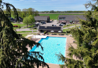 Luchtfoto van het zwembad en vakantiehuizen in Park Drentheland, Drenthe, Nederland.