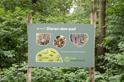 Informatiebord over het Dieren-doe-pad in Park Drentheland, Drenthe, Nederland, midden in het bos.