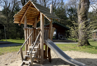 Aire de jeux en bois avec toboggan près de la Safari Lodge au camping de Noetselerberg, aux Pays-Bas.