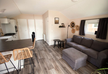 Modern luxe chalet interieur met keuken en zithoek op Camping Mareveld in Nederland.